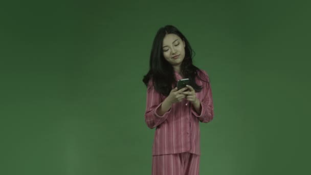 žena v pyžamu, s selfie obrázek - Záběry, video