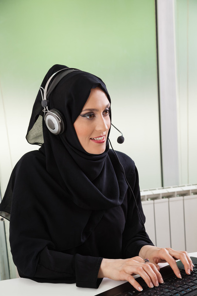 Arabic business woman with handset - Fotó, kép