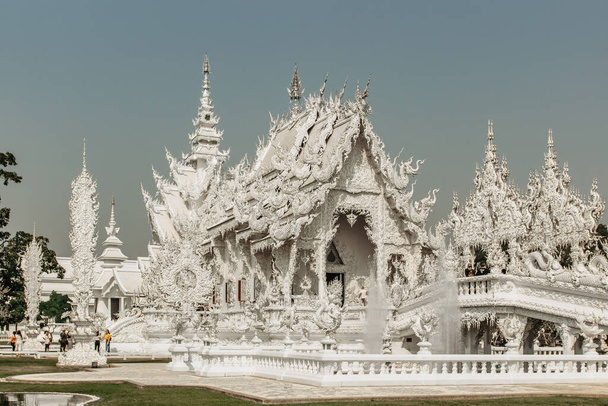 Chiang Rai, Thailandia - 16 febbraio 2020. Tempio bianco Wat Rong Khun nel nord della Thailandia.Tempio buddista tailandese coperto con inserti in vetro.Attrazione turistica asiatica.Architettura moderna.Sfondo del viaggio - Foto, immagini