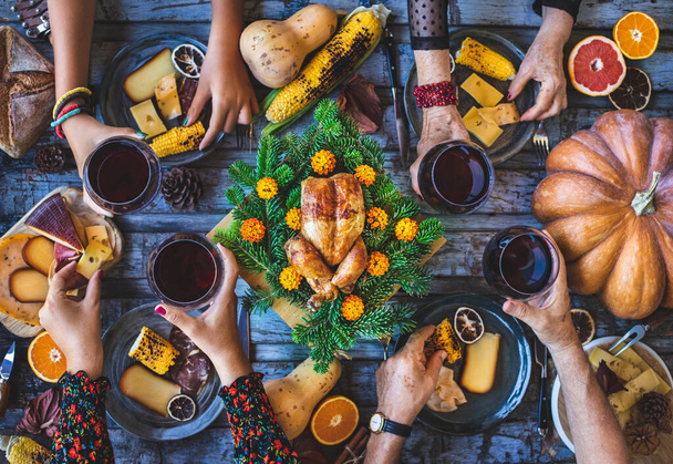 Table de fête avec famille et amis. Vue aérienne de la grande famille mangeant depuis la table pendant le dîner. - Photo, image