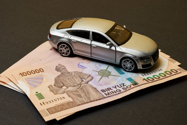 uzbeckie sumy i zabawka samochodowa - Zdjęcie, obraz