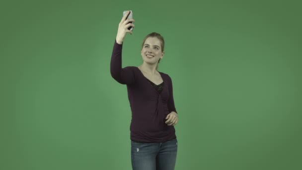 Casual girl taking a selfie - Footage, Video