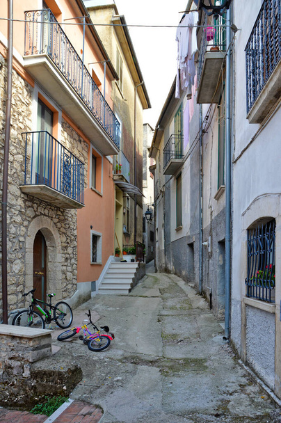 Улица в Монтеродуни, старый город в провинции Молизе, Италия - Фото, изображение