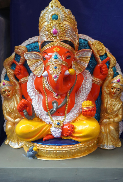 インドのヒンズー教の神ガネーシャ像色でコーティングされ、ガネーシュChathurthiのために販売されています. - 写真・画像