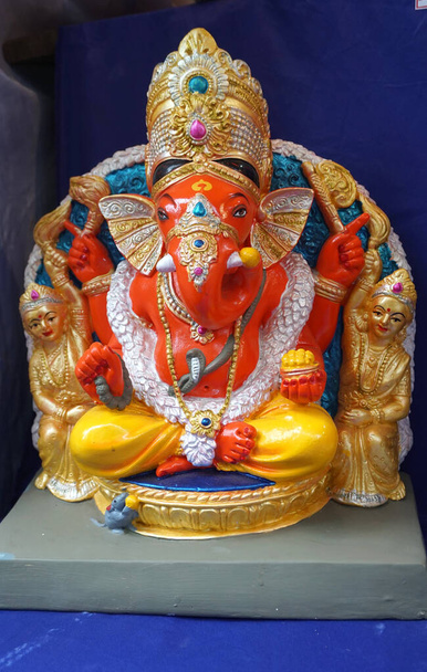 Statue hindoue indienne du Seigneur Ganesha, recouverte de couleur et vendue pour Ganesh Chathurthi. - Photo, image