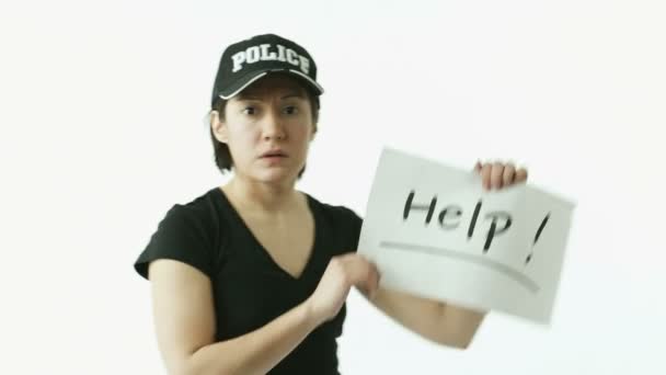 Поліцейська жінка тримає знак допомоги
 - Кадри, відео