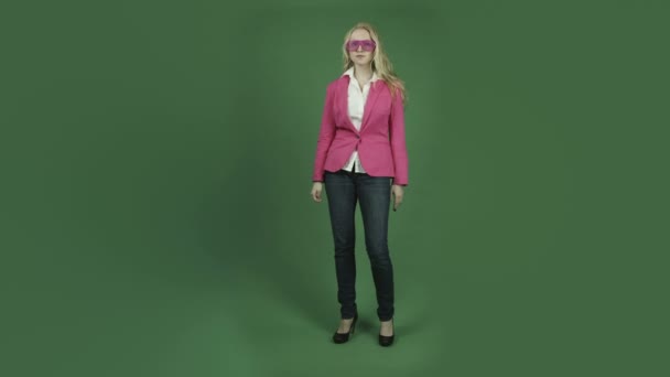 γυναίκα σε ροζ σακάκι είναι αναστατωμένος - Πλάνα, βίντεο