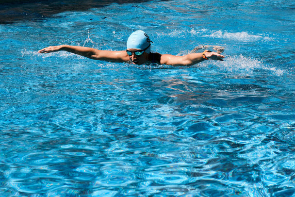 Молода жінка тренується в басейні
 - Фото, зображення