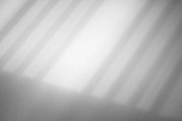Ventana sombra gota sobre fondo blanco de la pared - Foto, Imagen