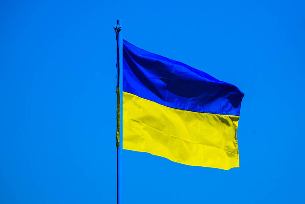 Ukrayna bayrağı iki eşit yatay mavi ve sarı şeritten oluşur. - Fotoğraf, Görsel