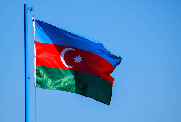 De vlag van Azerbeidzjan bestaat uit drie gelijke horizontale strepen - blauw, rood en groen, in het midden van de vlag in het wit toont een halve maan met een achtpuntige ster - Foto, afbeelding