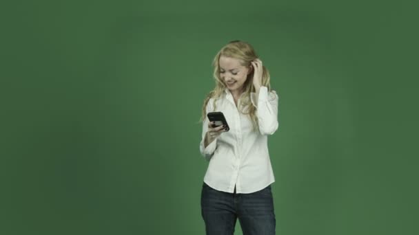 vrouw texting e-mail op mobiele telefoon - Video