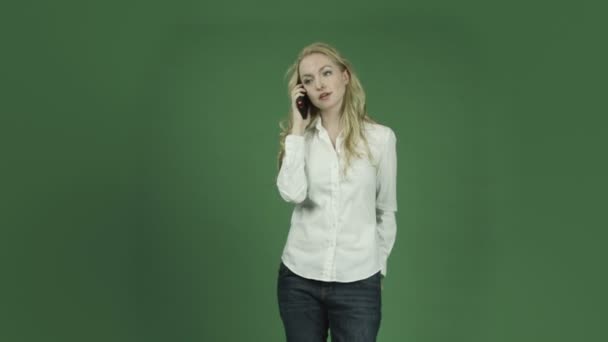 Mujer feliz hablando por teléfono celular
 - Metraje, vídeo
