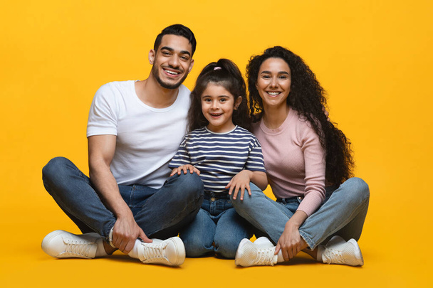 Retrato de feliz joven familia de Oriente Medio de tres con hija pequeña - Foto, imagen