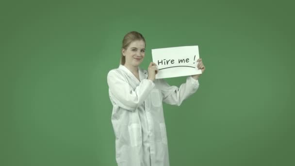 Mädchen im Labormantel mit Hire-me-Zeichen - Filmmaterial, Video