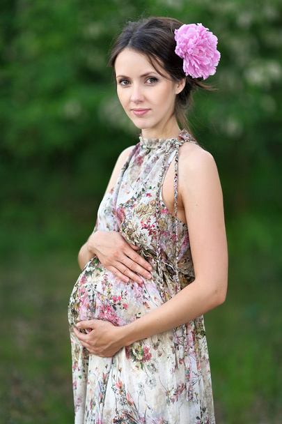 portrait of a beautiful young pregnant woman - Foto, Imagen