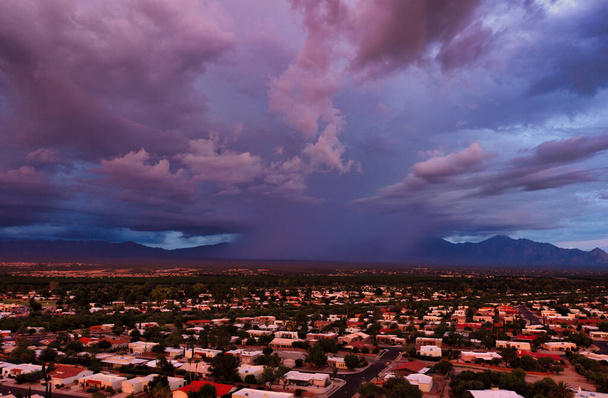 Burza monsunowa o zachodzie słońca nad Green Valley, Arizona  - Zdjęcie, obraz