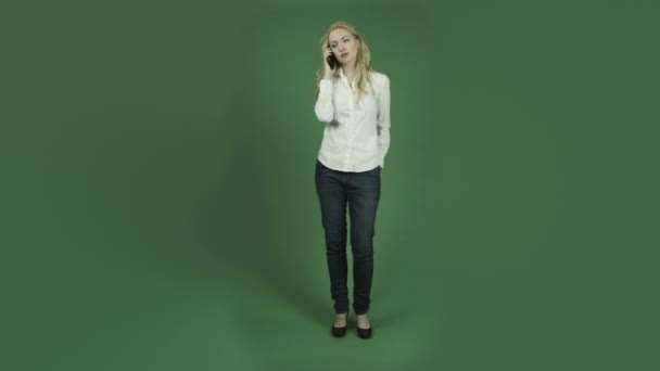 Γυναίκα μιλάει στο κινητό τηλέφωνο - Πλάνα, βίντεο
