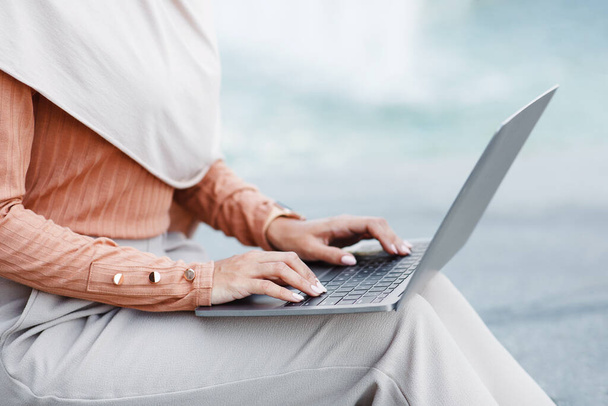Millennial mulher de negócios árabe irreconhecível ou estudante digitando no laptop, conversando on-line - Foto, Imagem