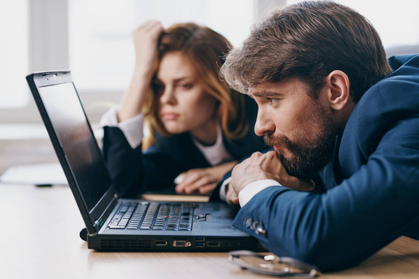 hombre y mujer de negocios sentado frente a un ordenador portátil funcionarios de trabajo en equipo - Foto, Imagen