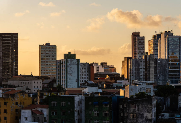Salvador, Bahia, Brasil - 31 de maio de 2021: Vista panorâmica de vários edifícios residenciais antigos e novos no centro de Salvador, Bahia. - Foto, Imagem