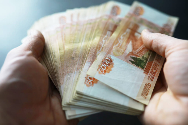 Bankovky s nápisem "Pět tisíc rublů". Ruské peníze mají hodnotu pět tisíc rublů. Detailní záběr ruských rublů. Koncept Finance.Souvislosti a struktura peněz - Fotografie, Obrázek