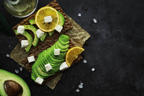 Avocado cooking recipes. Ripe green avocado on a wooden cutting board serving. - Foto, immagini