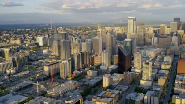 повітряні захід сонця міський пейзаж видом на центр міста Сіетл, США - Кадри, відео