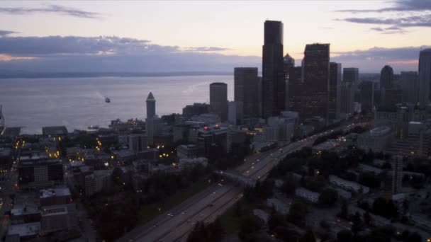Luchtfoto zonsondergang bekijken seattle office wolkenkrabbers stad snelweg 5, Verenigde Staten - Video