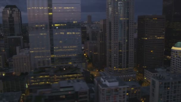 Légifelvételek seattle üzleti és pénzügyi központ felhőkarcolók alkonyatkor, Amerikai Egyesült Államok - Felvétel, videó
