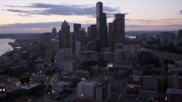 Luchtfoto centrum zonsondergang bekijken seattle office wolkenkrabbers, Verenigde Staten - Video