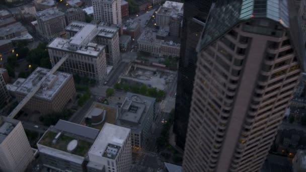 Vista aérea del rascacielos al atardecer Ciudad Metropolitana Seattle, Estados Unidos
 - Metraje, vídeo
