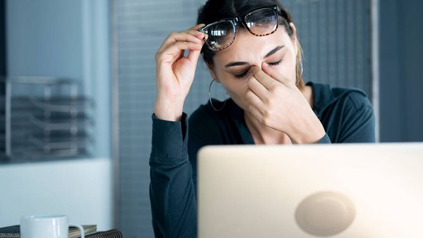 Unavená mladá žena cítí bolest očí - Fotografie, Obrázek