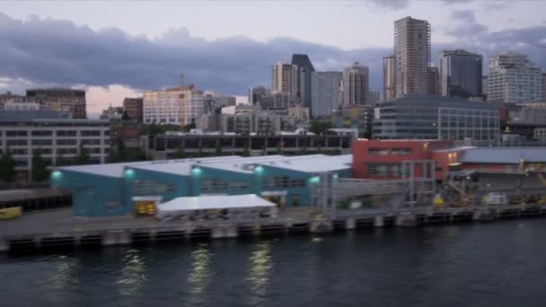 lage niveau schemering luchtfoto downtown seattle pike plaats Vismarkt, Verenigde Staten - Video