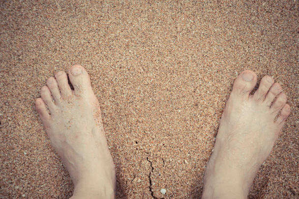 Détente à la plage, avec les pieds dans le sable mouillé utilisation pour le fond - Photo, image