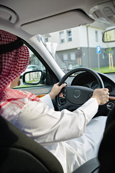 Arabski mężczyzna jazdy samochodem - Zdjęcie, obraz