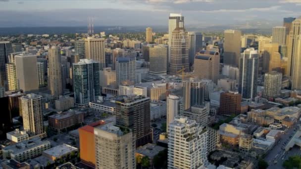 Luchtfoto op zonsondergang seattle stad wolkenkrabbers, Verenigde Staten - Video