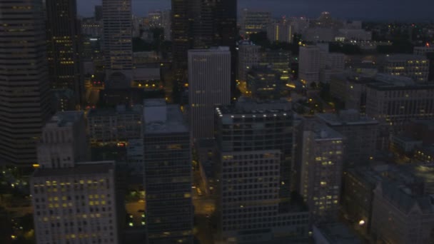 Antenne Dämmerung beleuchtete Ansicht Innenstadt Seattle Business Finance Center, Vereinigte Staaten - Filmmaterial, Video