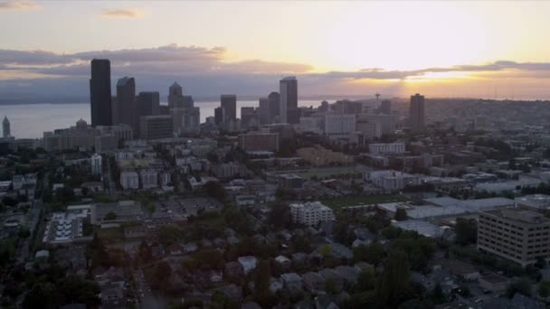 Luchtfoto zonsondergang downtown seattle business en finance center, Verenigde Staten - Video