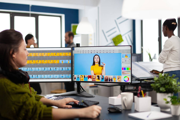 Photographe retoucher femme travaillant sur ordinateur avec logiciel de retouche photo - Photo, image