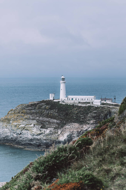 South Stack Lighthouse, Wales, Anglesey, UK. It is built on the summit of a small island off the north-west coast of Holy Island. It was built in 1809 to warn ships of the dangerous rocks below. - Foto, Imagen