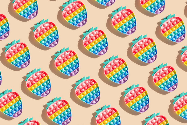 Creatief patroon gemaakt van Rainbow Push Pop It Bubble Sensory Fidget Speelgoed van verschillende vormen, Sensory Silicone Speelgoed voor Autisme, Fidget Popper, Anti-Angst en Stress Relief Game - Foto, afbeelding