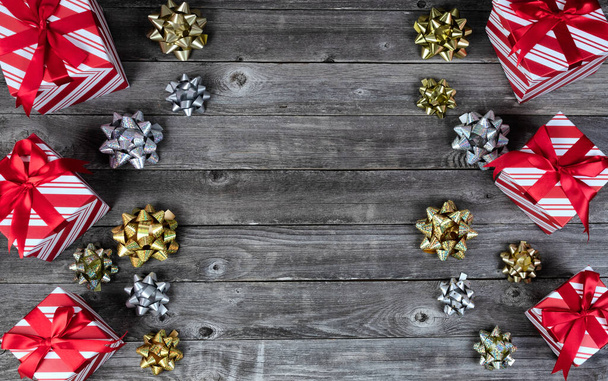 Mutlu bir Noel ya da yeni yıl kutlaması konsepti için hediye kutuları ve kırsal ahşap tahtalarda kurdele süsleri.   - Fotoğraf, Görsel