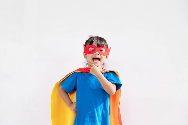Conceito de crianças, menina sorridente jogando super herói no fundo branco - Foto, Imagem