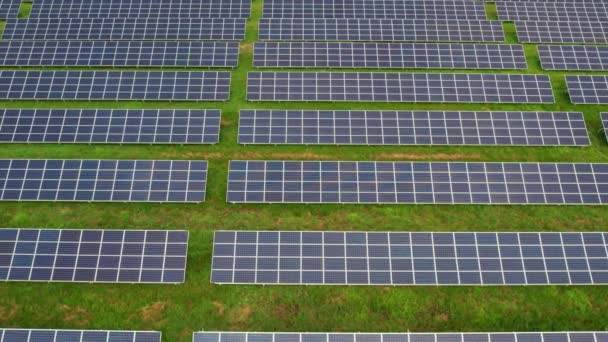 Sonnenkollektoren auf der grünen Wiese. Sonnenkollektoren versorgen die Stromerzeuger mit Sonnenenergie. Saubere Technologie für eine bessere Zukunft - Filmmaterial, Video