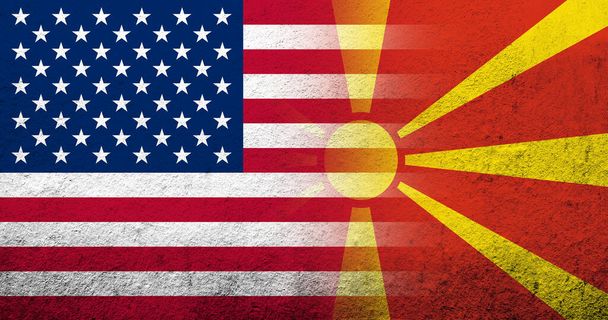 Verenigde Staten van Amerika (USA) nationale vlag met Macedonië nationale vlag. Grunge achtergrond - Foto, afbeelding