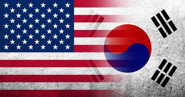 Verenigde Staten van Amerika (USA) nationale vlag met nationale vlag van Zuid-Korea. Grunge achtergrond - Foto, afbeelding