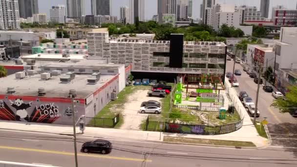 Воздушный наклон вверх выявить бизнес в Винвуд Майами - Кадры, видео