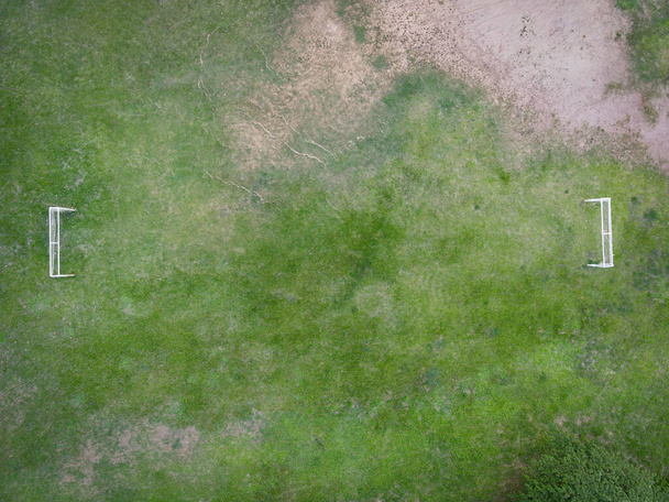 Légi kilátás mező természet zöld focipálya háttér, felső nézet focipálya felülről a vidéken, Madárszem kilátás futsal mező cél - Fotó, kép