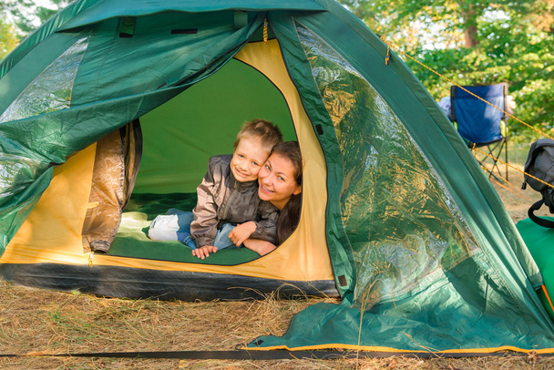 Anne ve oğlu doğasına bir çadırda - Fotoğraf, Görsel